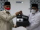 Gubernur Mahyeldi menyerahkan ventilator kepada Bupati Suhatri Bur.