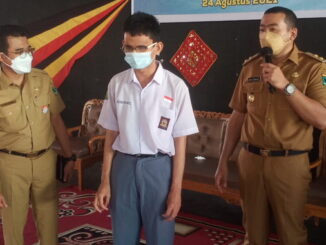 Kadisdik Sumbar dan Fitro Fajarez bersama Wagub Audy Joinaldy.