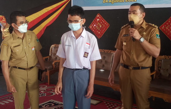 Kadisdik Sumbar dan Fitro Fajarez bersama Wagub Audy Joinaldy.
