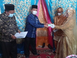 Kadisdukcapil Payakumbuh menyerahkan KTP dan KK kepada pasangan yang baru melangsungkan pernikahan di KUA Payakumbuh Timur.