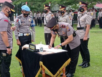 Kapolres Sijunjung, AKBP Muhammad Ikhwan Lazuardi, S. H, S. Ik, MH tengah menyaksikan penandatanganan pakta integritas oleh Kasat Sabhara, IPTU. Brata Rahmat Sukarsih, SH.