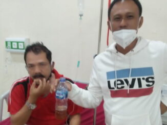 Paddry Chan, di salah satu rumah sakit sedang memberikan racikan herbalnya kepada salah seorang pasien Covid-19.