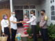 Penyerahan bantuan untuk warga yang terdampak Covid-19.