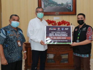Penyerahan donasi Peduli Palestina warga Payakumbuh.
