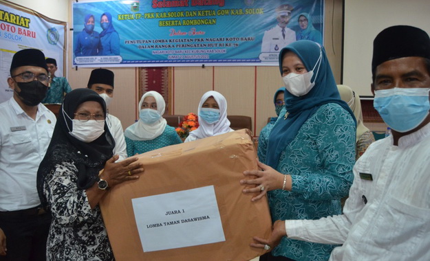 Penyerahan hadiah kepada pemenang lomba.
