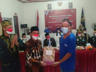 Wabup Rudi Hariansyah didampingi kepala rutan kelas II B Painan, Fajar Ferdinan menyerahan remisi secara simbolis kepada narapida.