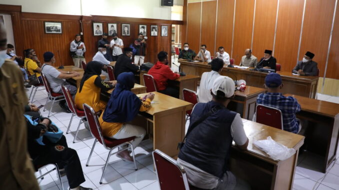 Pertemuan masyarakat dengan anggota DPRD Kota Bukittinggi.