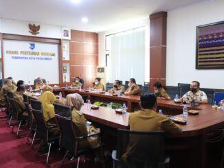 Rapat bersama Asisten I Dafrul Pasi, Asisten II Elzadaswarman, kepala OPD dan camat di Ruang Pertemuan Randang.