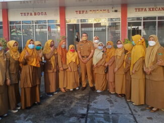Wagub Audy Joinaldi bersama guru SMKN 6 Padang.