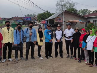 Wawako Erwin Yunaz bersama mahasiswa yang KKN di Pyakumbuh.