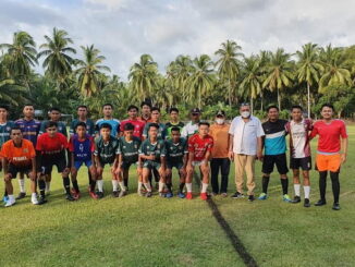 Zarfi Deso bersama pesepak bola Koto Hilie Batang Kapas.