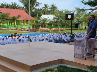 Zarfi Deson saat memberikan edukasi.