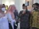 Amir Syarif, sang maestro pelukis kaligrafi Islam menjelaskan karya-karyanya kepada staf ahli gubernur Enifita Djinis, SH.