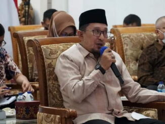 Bupati Eka Putra saat webinar.