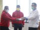Bupati Epyardi Asda saat menyerahkan reward.