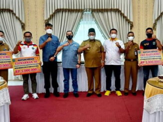 Bupati H Benny Utama bersama atlet Pasaman yang berangkat ke PON Papua.