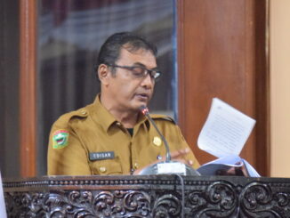 Edisar saat menyampaikan jawaban Pemkab Solok.