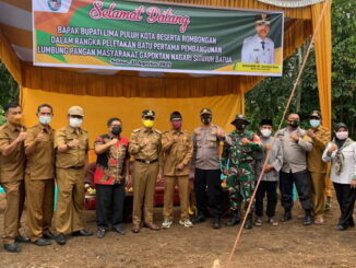 Foto bersama usai peletakan batu pertama lumbung pangan.