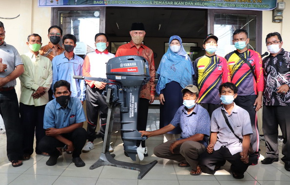 Gubernur Mahyeldi bersama nelayan penerima bantuan.