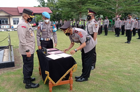 Kapolres Sijunjung, AKBP. Muhammad Ikhwan Lazuardi, SH, S. Ik, M.Hum menyaksikan penandatanganan pakta integritas Wakapolres, Kompol. Syahrul Chan, SH.