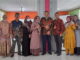 Kepsek SMA 1 Lengayang, Drs Sarudin bersama Zarfi Deson, SH dan para alumni usai rapat disekolah itu.