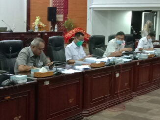 Ketua Bapemperda DPRD Sumbar Hidayat saat memimpin rapat.