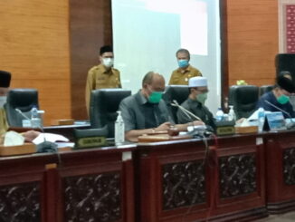 Ketua DPRD Sumbar Supardi saat memimpin Rapat Paripurna