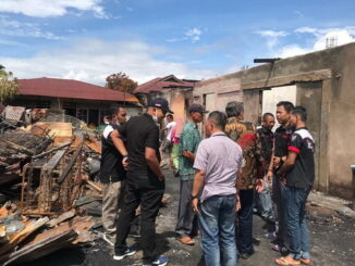 Kunjungan Zarfi Deson ke lokasi kebakaran di Pasar Kambang.