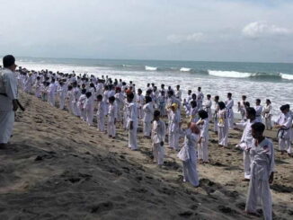 Latihan gabungan karateka Lemkari di Padang Pariaman.