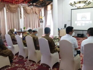 Mengikuti rakor secara virtual.