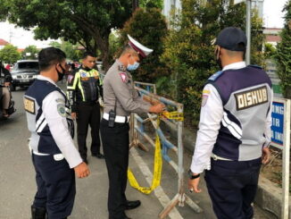 Pemasangan barier pembatas jalan Ade Irma Suryani oleh Dishub Payakumbuh, turut dibantu petugas Lantas Pilres Payakumbuh.