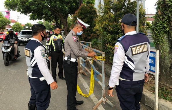 Pemasangan barier pembatas jalan Ade Irma Suryani oleh Dishub Payakumbuh, turut dibantu petugas Lantas Pilres Payakumbuh.