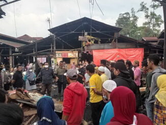 Pembersihan los dan kios yang terbakar.