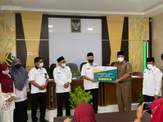 Penyerahan bantuan buat guru honorer di Bukittinggi.