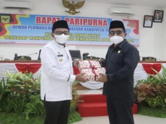 Penyerahan berkas Ranperda Perubahan APBD oleh bupati Eka Putra.