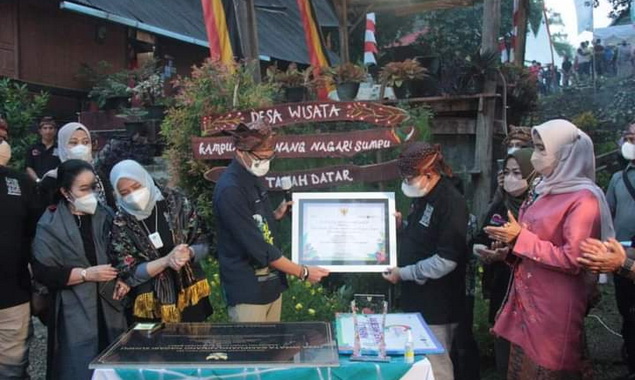 Penyerahan piagam penetapan Kampung Minang Nagari Sumpur Kecamatan Batipuh Selatan sebagai 50 Desa Terbaik .