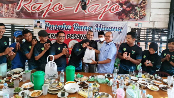 Penyerahan rendang kepada Tim atlet PASI Sumbar.