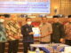 Pimpinan DPRD Pessel menyerahkan salinan Pendapat akhir .