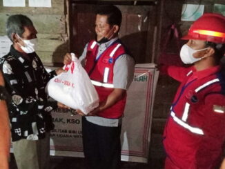Saat pembagian sembako kepada masyarakat yang kurang mampu terdampak pandemi Covid-19, di dusun Pogari.