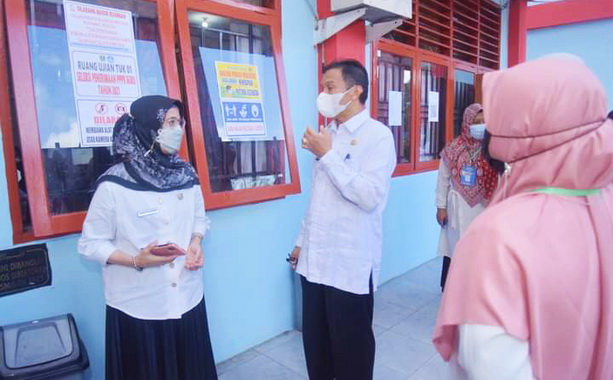 Sekdako Sawahlunto, Dr. dr. Hj. Ambun Kadri, MKM bersama Kadis Pendidikan.