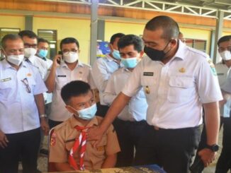 Wakil Gubernur Sumatera Barat Audy Joinaldy memeriksa denyut jantung seoarang siswa yang akan divaksin