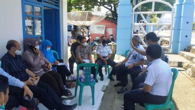 Zarfi Deson, Anggota DPRD Sumbar saat penyerahaan bantuan 25 Unit Mesin Tempel bersama anggota Forkompimcam Lengayang