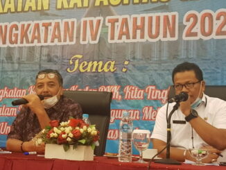 Zarfi Deson SH pada pembukaan pelatihan didampingi Kasi PMD Sumbar, Drs Akral.