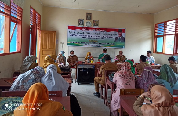 Anggota DPRD Sumbar Daswippetra saat mengadakan reses di SMK SLB Solok