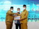 Gubernur Sumbar Mahyeldi didampingi Kepala Kantor Direktorat Jenderal Perbendaharaan Sumbar Heru Pudyo Nugroho piagam penghargaan WTP kepada Bupati Padang Pariaman, Suhatri Bur.