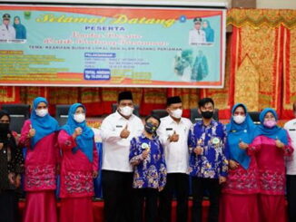 Bupati Suhatri Bur dan Wabup Rahmang berfoto bersama dengan Ketua TP PKK Ny. Suhatri Bur, Ketua GOW Ny. Rahmang dan panitia pelaksana lomba dan peserta.