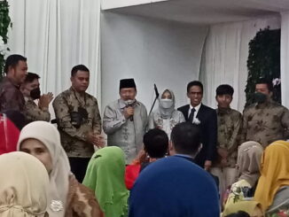 Bupati Agam Andri Warman didaulat memberi sambutan pada resepsi pernikahan putra sulung mantan Sekda Agam Martias Wanto dt.Maruhun.