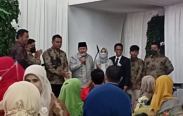 Bupati Agam Andri Warman didaulat memberi sambutan pada resepsi pernikahan putra sulung mantan Sekda Agam Martias Wanto dt.Maruhun.
