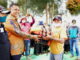 Bupati Epyardi Asda saat menyerahkan bantuan.
