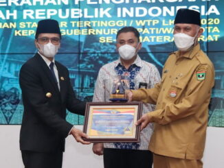 Bupati Safaruddin saat menerima penghargaan WTP dari Gubernur Sumbar.